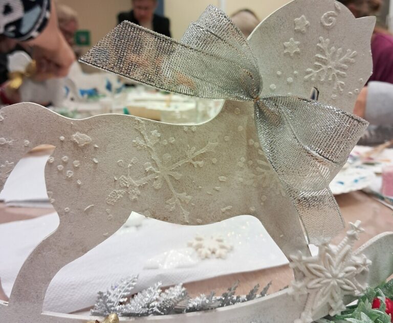 warsztaty bożonarodzeniowe - tworzenie świątecznego konika na biegunach techniką mix media