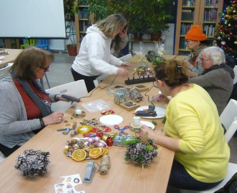 warsztaty świąteczne w bibliotece - tworzenie stroików bożonarodzeniowych
