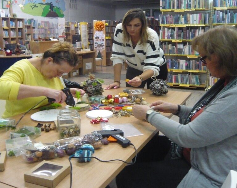 warsztaty świąteczne w bibliotece - tworzenie stroików bożonarodzeniowych