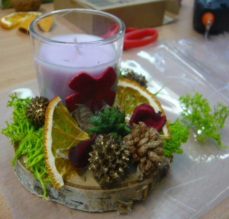 warsztaty świąteczne w bibliotece - tworzenie stroików bożonarodzeniowych