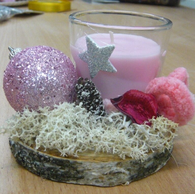 warsztaty świąteczne w bibliotece - tworzenie stroików bożonarodzeniowych