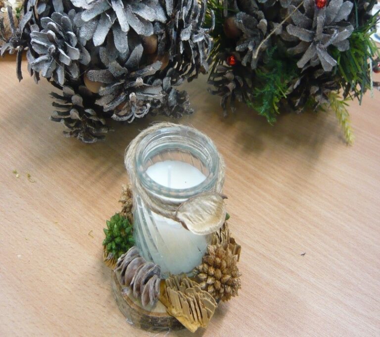 warsztaty świąteczne w bibliotece - tworzenie stroików bożonarodzeniowych