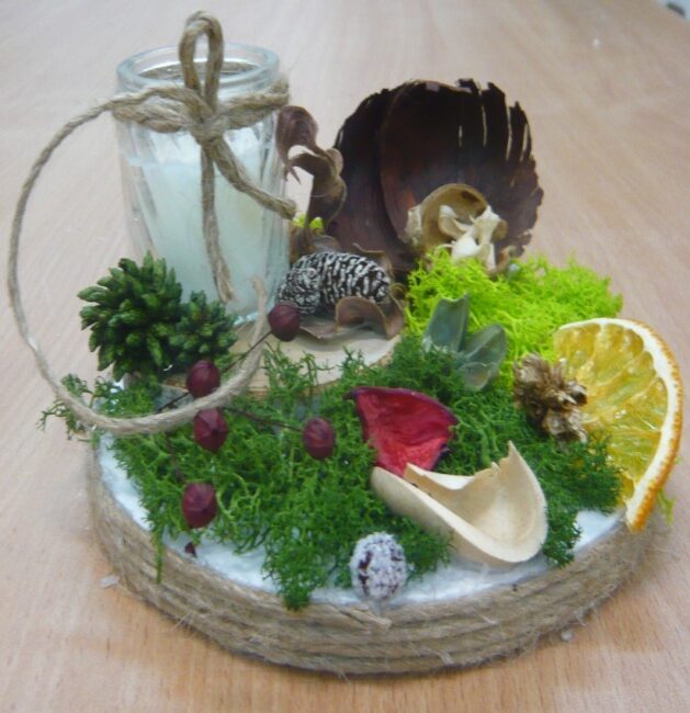 warsztaty świąteczne w bibliotece - tworzenie stroików bożonarodzeniowych