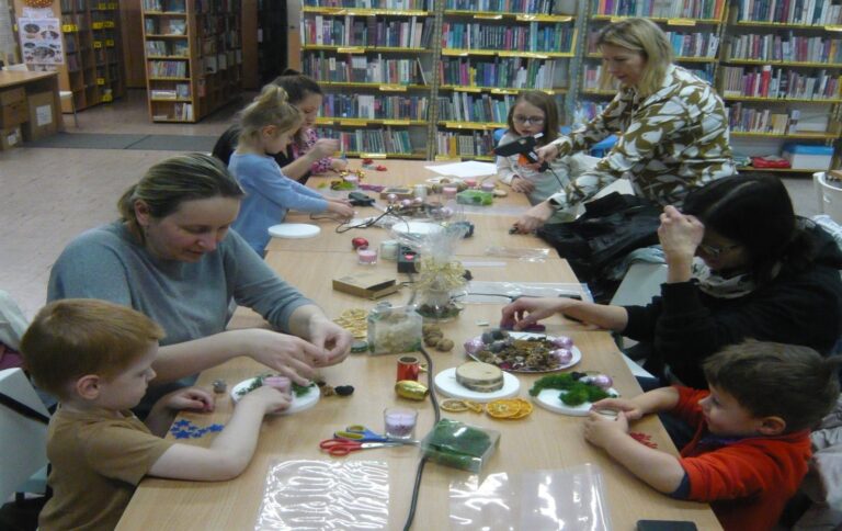 warsztaty świąteczne w bibliotece - tworzenie stroików bożonarodzeniowych