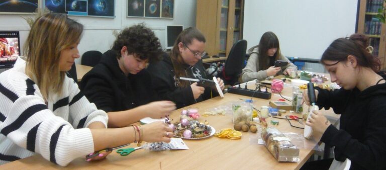 warsztaty świąteczne w bibliotece - tworzenie stroików bożonarodzeniowych
