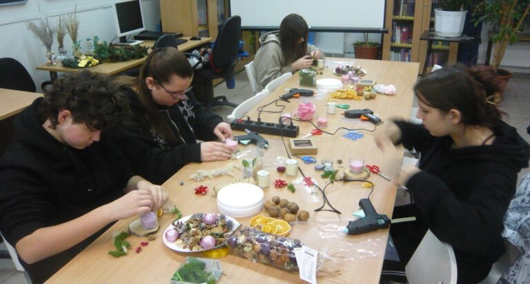 warsztaty świąteczne w bibliotece - tworzenie stroików bożonarodzeniowych