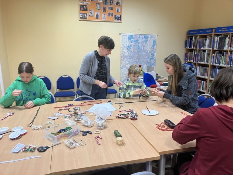 warsztaty świąteczne w bibliotece - tworzenie ozdób bożonarodzeniowych