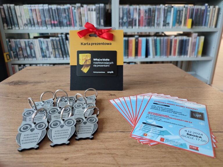 na stoliku breloczki, zakładki, karta podarunkowa empiku