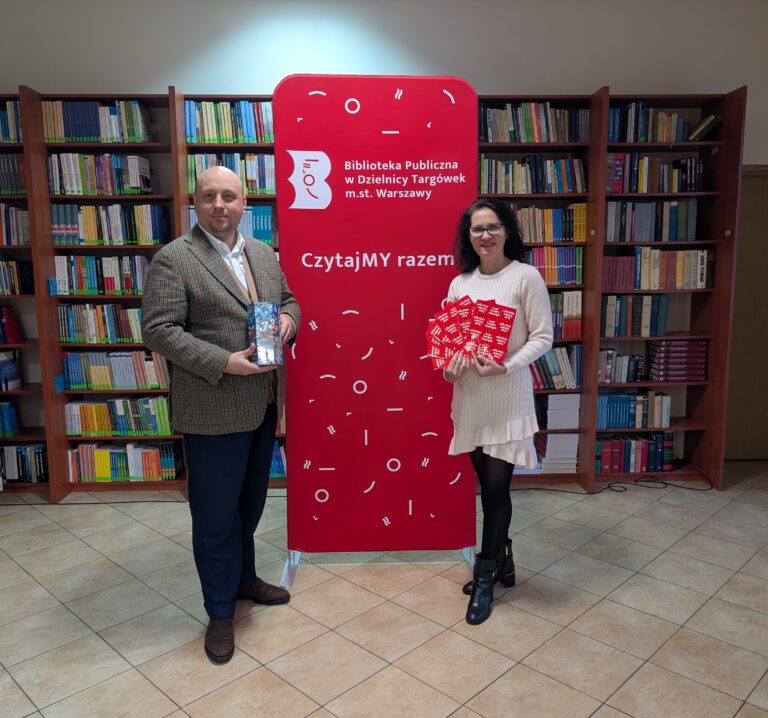 dyrekcja biblioteki na tle banera z puszką wielkiej orkiestry świątecznej pomocy