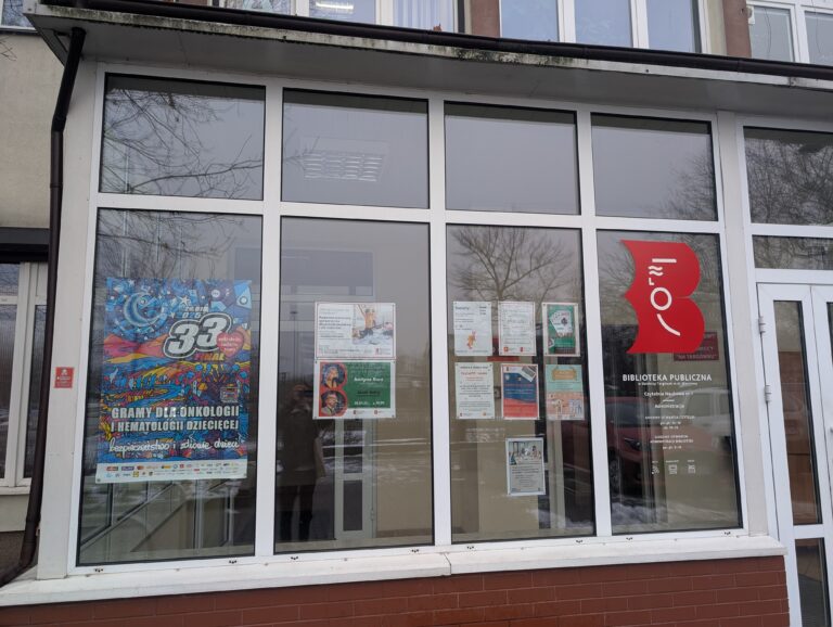 witryna biblioteki plakat wielkiej orkiestry świątecznej pomocy