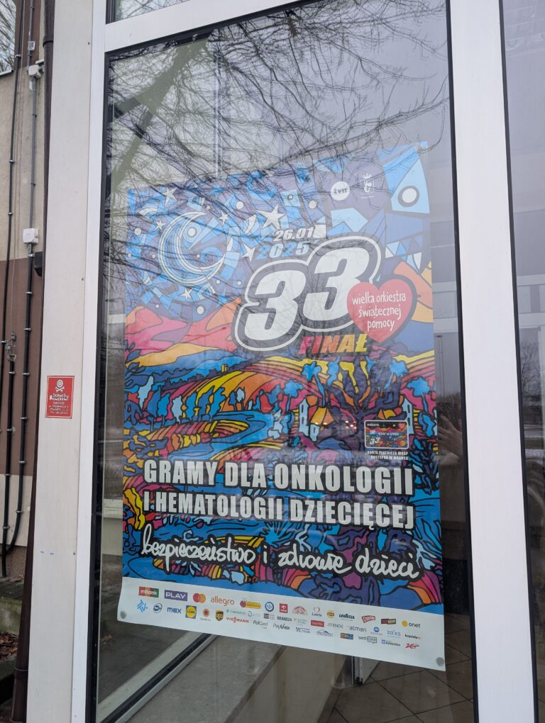 witryna biblioteki plakat wielkiej orkiestry świątecznej pomocy