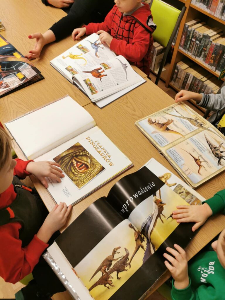 zajęcia biblioteczne dla dzieci - tworzenie prac plastycznych