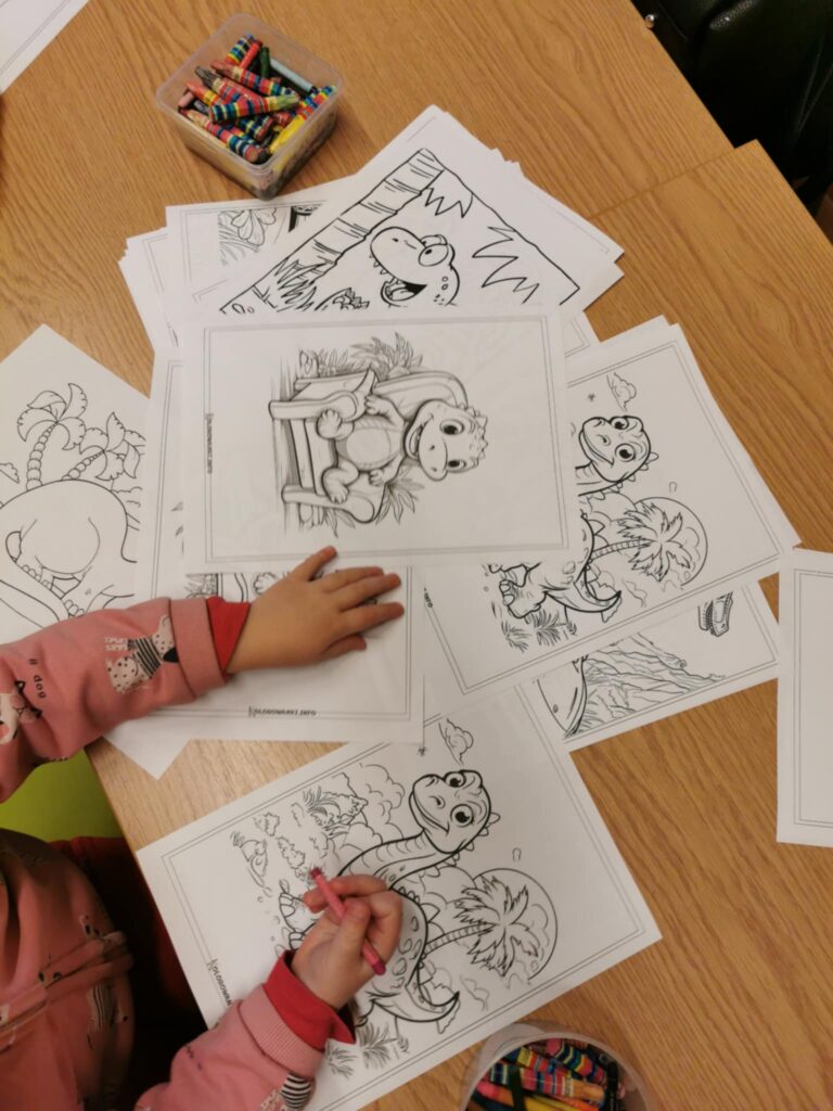 zajęcia biblioteczne dla dzieci - tworzenie prac plastycznych