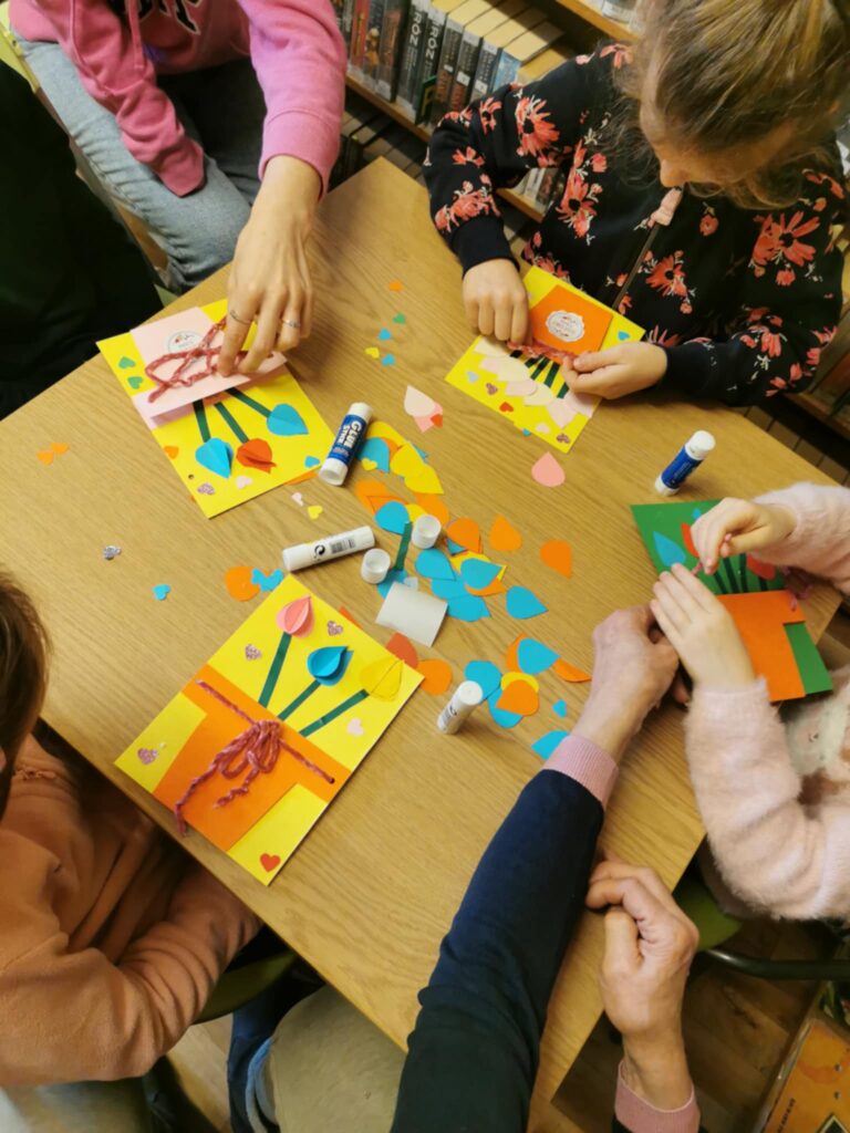 zajęcia biblioteczne dla dzieci - tworzenie prac plastycznych