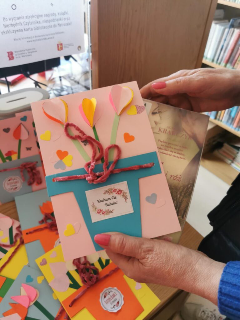 zajęcia biblioteczne dla dzieci - tworzenie prac plastycznych