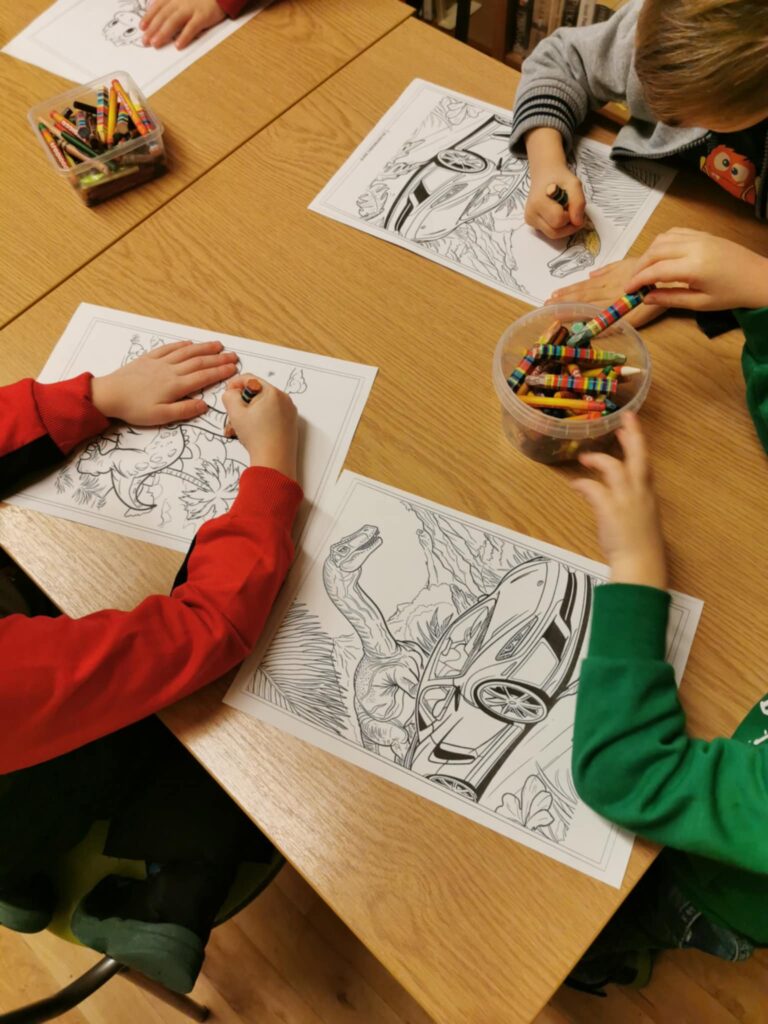 zajęcia biblioteczne dla dzieci - tworzenie prac plastycznych