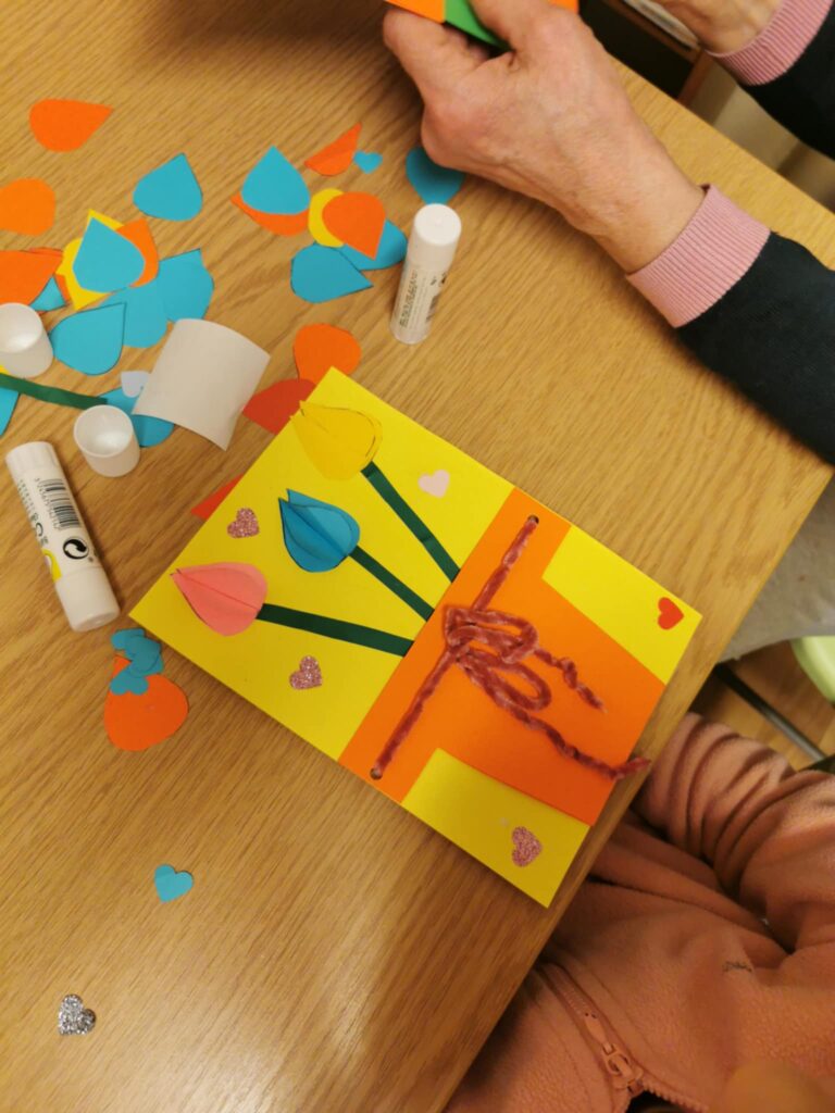 zajęcia biblioteczne dla dzieci - tworzenie prac plastycznych