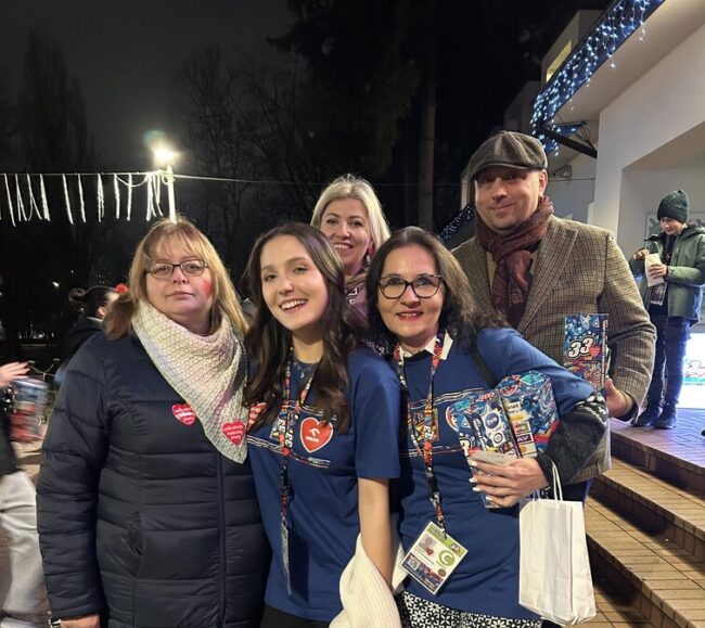 załoga biblioteki zbiera datki do puszki Wielkiej Orkiestry Świątecznej Pomocy