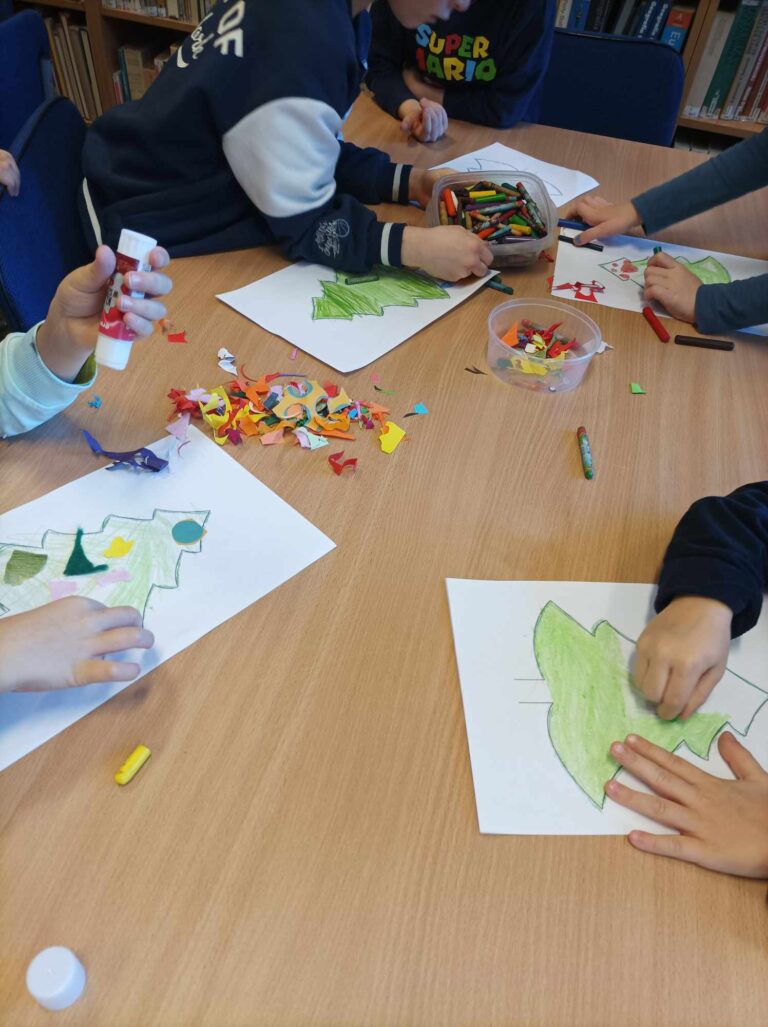 zajęcia biblioteczne dla dzieci - warsztaty świąteczne, tworzenie ozdób i malowanie