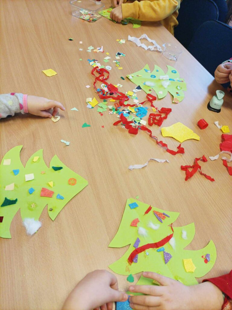 zajęcia biblioteczne dla dzieci - warsztaty świąteczne, tworzenie ozdób i malowanie