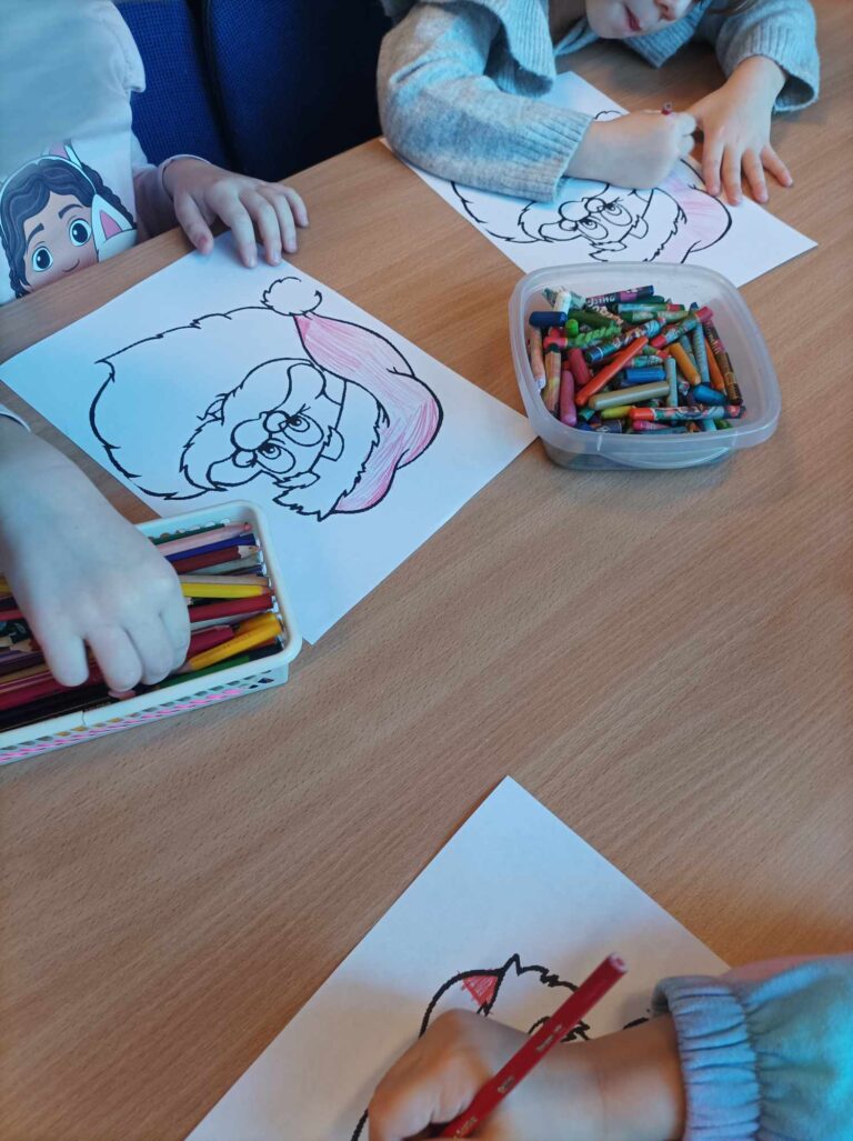 zajęcia biblioteczne dla dzieci - warsztaty świąteczne, tworzenie ozdób i malowanie