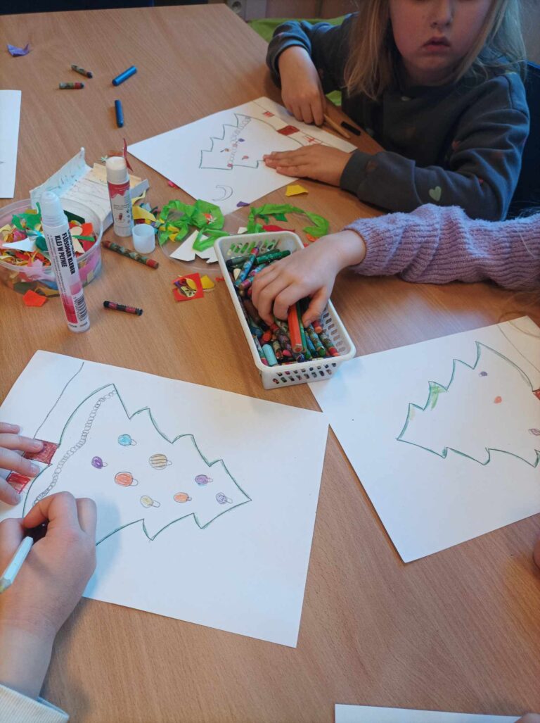 zajęcia biblioteczne dla dzieci - warsztaty świąteczne, tworzenie ozdób i malowanie