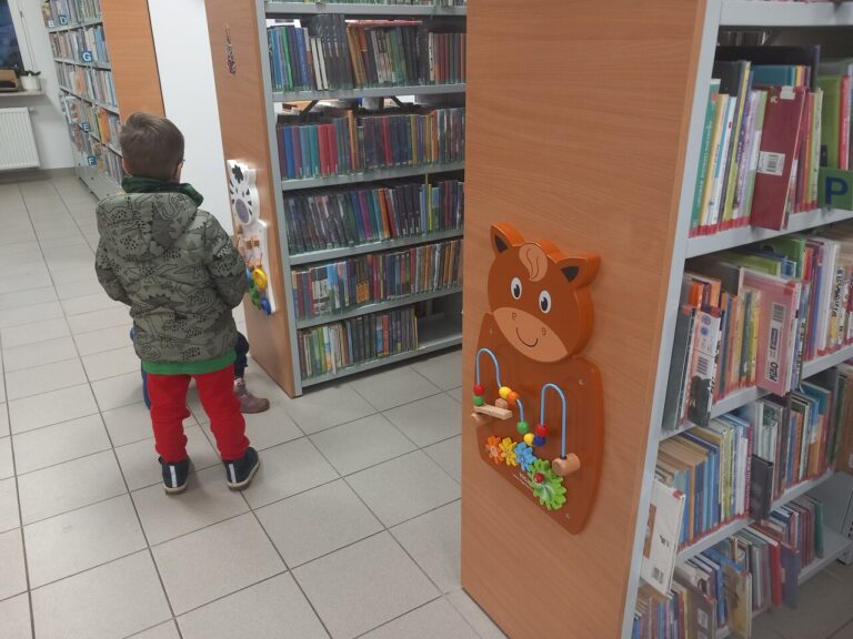 kącik sensoryczny i dziecko stojące tyłem