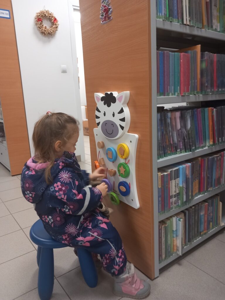 kącik sensoryczny i dziecko siedzące