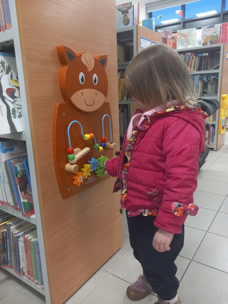 kącik sensoryczny i dziecko stojące