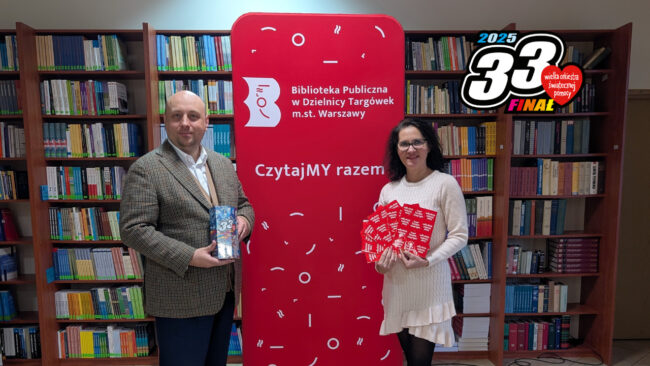 dyrekcja biblioteki na tle banera z puszką wielkiej orkiestry świątecznej pomocy