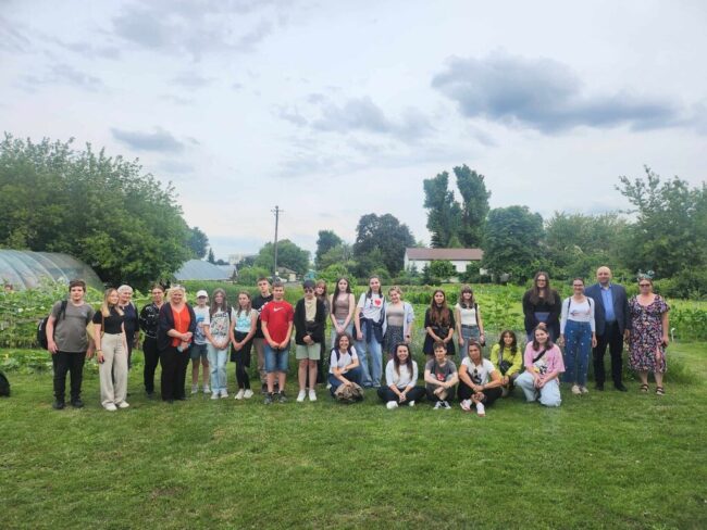 spotkanie przy ognisku z wolontariuszami