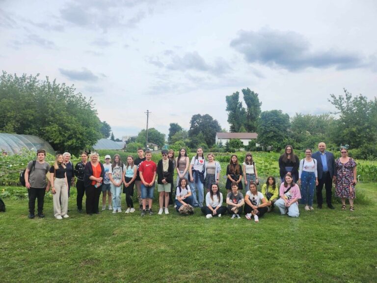 spotkanie przy ognisku z wolontariuszami