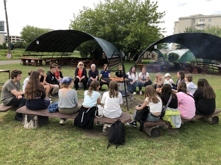 spotkanie przy ognisku z wolontariuszami