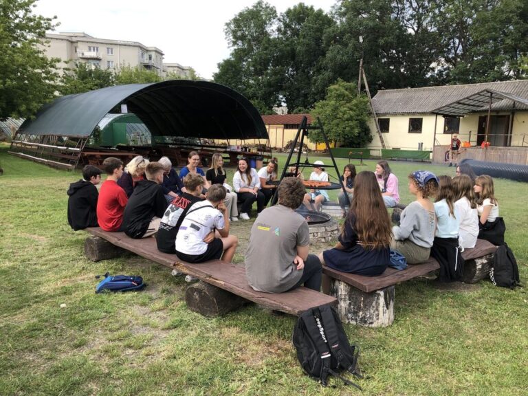 spotkanie przy ognisku z wolontariuszami