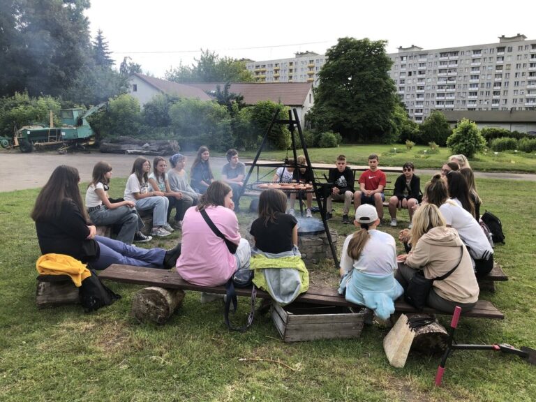 spotkanie przy ognisku z wolontariuszami