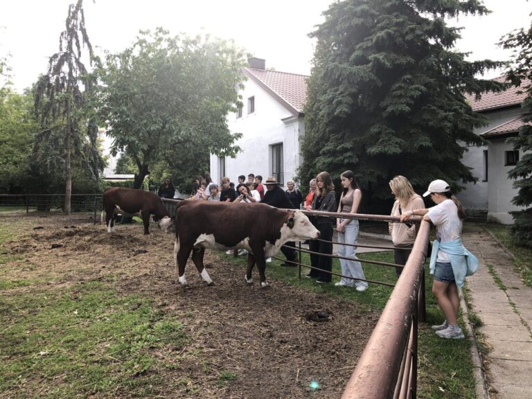 wolontariusze biblioteki zwiedzają teren PGR Bródno