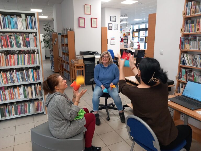 bibliotekarki przygotowują atrakcje na zimę w mieście