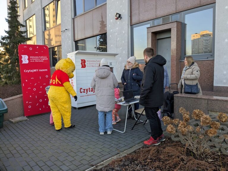 urodziny kubusia puchatka - świętowanie przy książkomacie