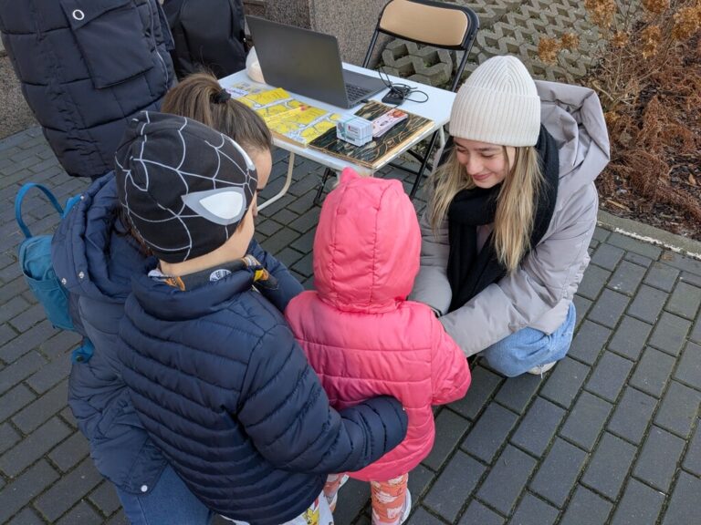urodziny kubusia puchatka - świętowanie przy książkomacie