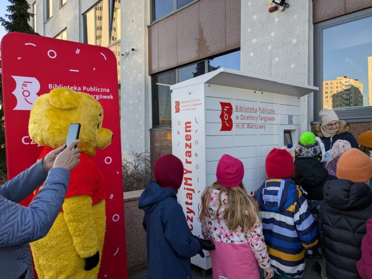 urodziny kubusia puchatka - świętowanie przy książkomacie