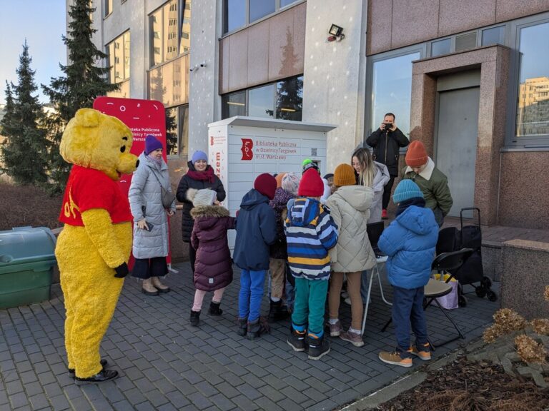 urodziny kubusia puchatka - świętowanie przy książkomacie