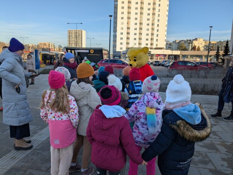 urodziny kubusia puchatka - świętowanie przy książkomacie