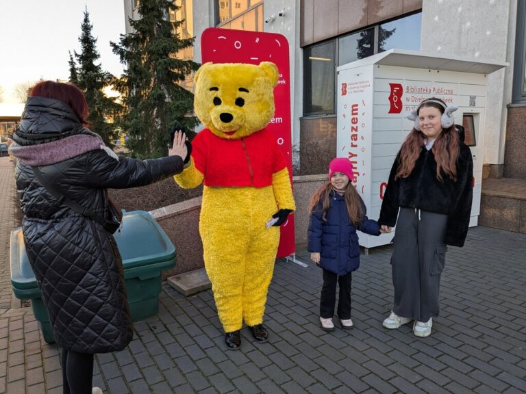 urodziny kubusia puchatka - świętowanie przy książkomacie