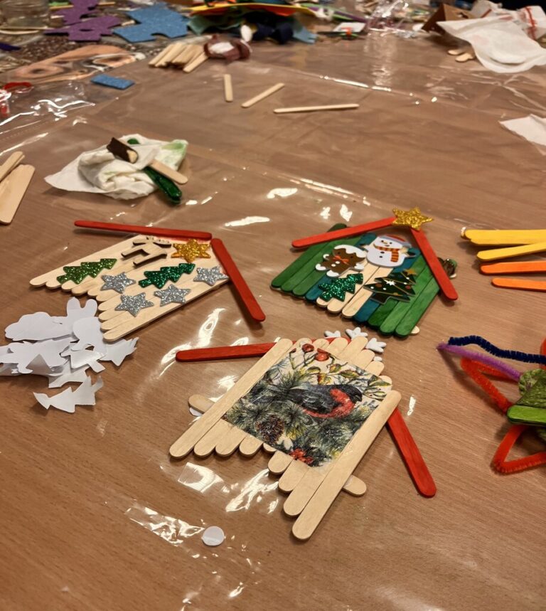 warsztaty tworzenia zimowych domków z patyczków