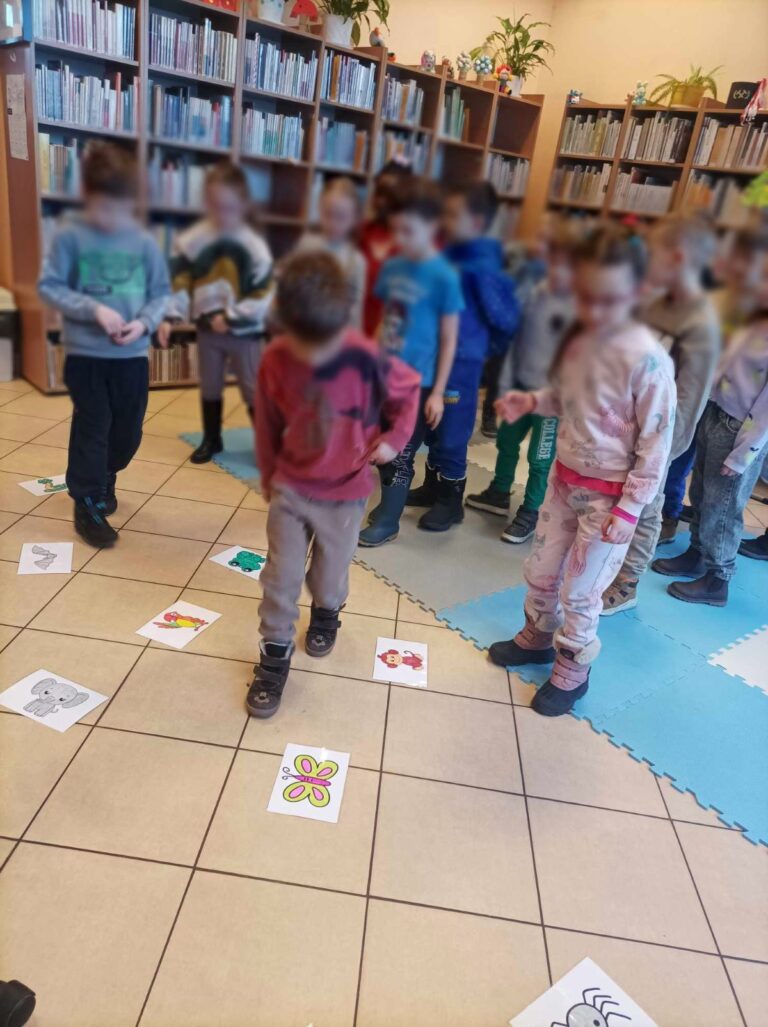 zajęcia biblioteczne dla dzieci; nauka języka angielskiego poprzez zabawę