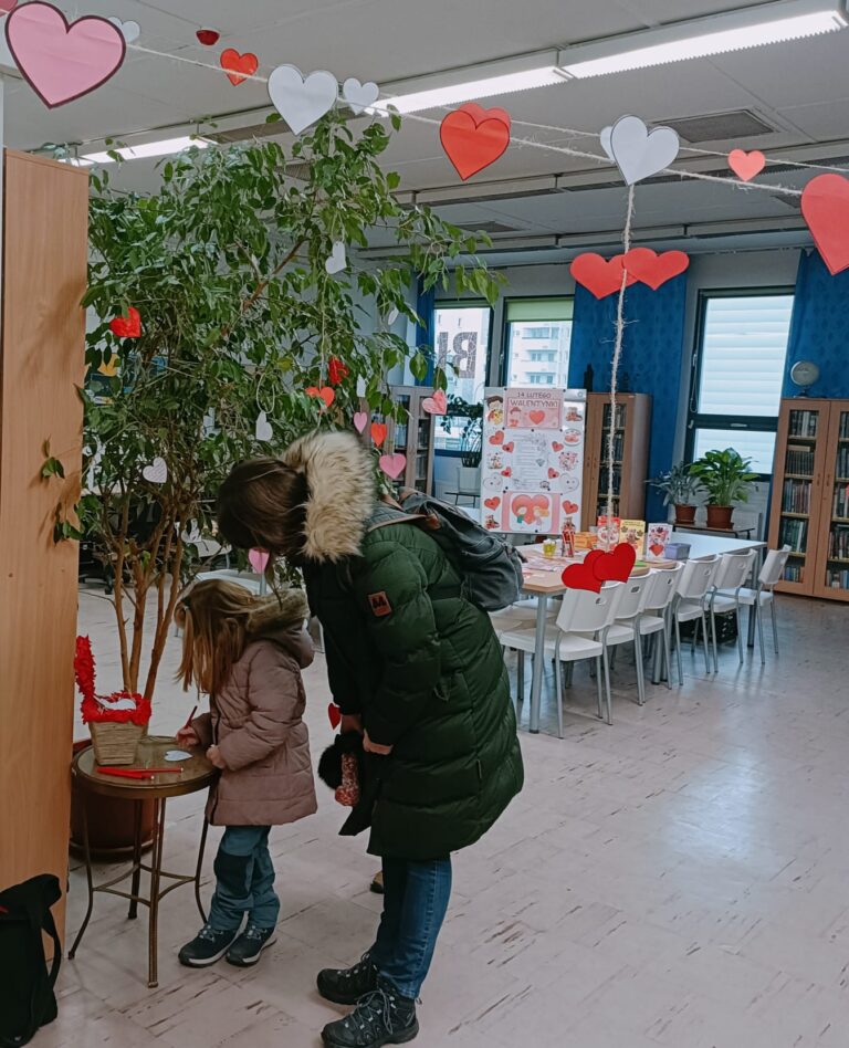 drzewko doniczkowe ozdobione papierowymi sercami