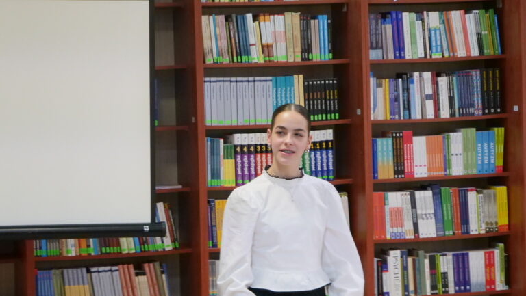 konkurs krasomówczy - młodzież wygłasza przemówienia na zadany temat