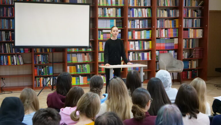 konkurs krasomówczy - młodzież wygłasza przemówienia na zadany temat