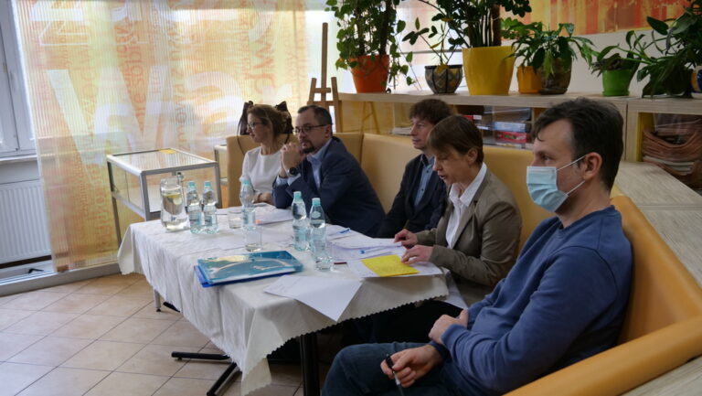 konkurs krasomówczy - młodzież wygłasza przemówienia na zadany temat