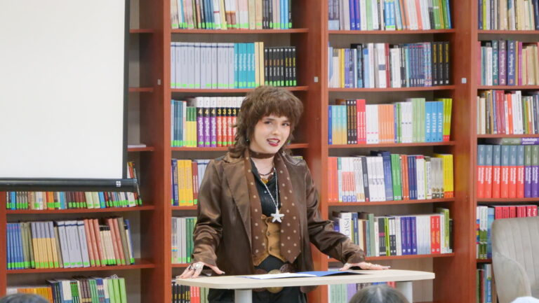 konkurs krasomówczy - młodzież wygłasza przemówienia na zadany temat